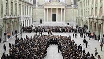 Francouzsk prezident uctil pamtku obt minutou ticha spolu se studenty z...