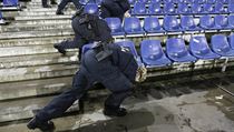 Policist prohledvaj fotbalov stadion v Hannoveru.