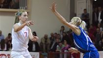 Srbská basketbalistka Nataša Kovačevičová (v bílém).