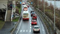 Pruh vyhrazený pro autobusy na Strakonické končí na Barrandovské mostě. Měří...