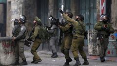 Izraelí policisté zasahují proti demonstarantm, kteí ádali vydání tl obtí.