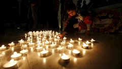 Palestinci zapalují svíky za obti úterního násilí.