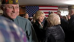 Prezidentská kandidátka Hillary Clintonová pi diskuzi veterán v Derry.
