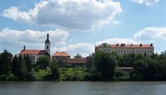 Pohled na centrum Říčan přes Mlýnský rybník. | na serveru Lidovky.cz | aktuální zprávy