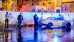 Belgická policie steí ulici v Bruselu, ve které dolo k zatení tí...