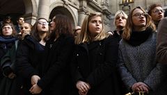 Studenti paíské Sorbonny po minut ticha na památku obtí zazpívali...