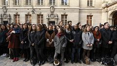 Studenti paíské Sorbonny po minut ticha na památku obtí zazpívali...