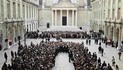 Francouzský prezident uctil památku obtí minutou ticha spolu se studenty z...