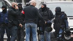 Belgická policie po akci v Molenbeek.