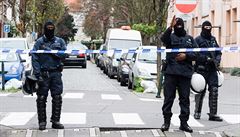 Belgití policisté ped razií ve tvrti Molenbeek.