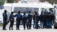 Policie po úspném zásahu v Molenbeek.