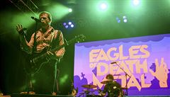Jesse Hughes a zbytek kapely Eagles of Death Metal b�hem vystoupení v Los...