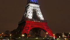 Eiffelova v se rozsvítila barvami francouzské vlajky.