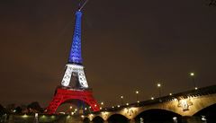 Eiffelova v v barvách francouzské vlajky.