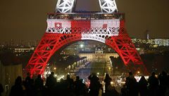 Eiffelova v se rozsvítila v barvách francouzské vlajky k uctní obtí...