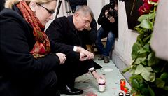 Ministr financí Andrej Babi zapaluje svíku u píleitosti výroí 17....