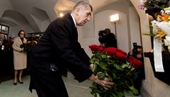 Ministr financí Andrej Babi pokládá kytici k památníku 17. listopadu na...