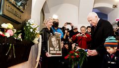 Václav Klaus pokládá vnec k památníku na Národní tíd 17. listopadu.
