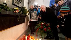 Václav Klaus pokládá kvtinu k památníku na Národní tíd 17. listopadu.