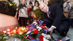 Bohuslav Sobotka pokládá kvtinu k památníku na Národní tíd 17. listopadu.