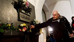 Od rána 17. listopadu se lidé sházejí, aby položili květiny k památníku u... | na serveru Lidovky.cz | aktuální zprávy