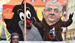Prezident Zeman a Krteek pi karnevalovém prvodu 17. listopadu.