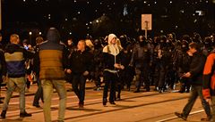 Policie zasáhla 17. listopadu proti demonstrujícím proti migraci u Úadu vlády...
