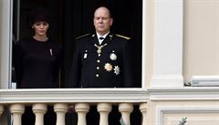 Princ Albert II. a jeho ena princezna Charlene pi minut ticha za obti...