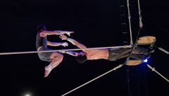 Soubor nového cirkusu Akoreacro (Francie) - pedstavení  Klaxon.