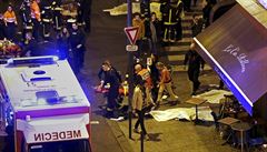 Noc hrůzy. Záchranáři vynášejí zraněné z jedné z pařížských restaurací, kde v...