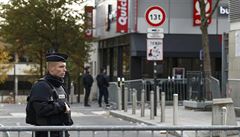 Francouzský policista ped Stade de France druhý den po teroristických útocích.