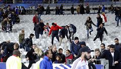 Fotbaloví fanouci prchají na hit po skonení utkání mezi Francií a Nmeckem.