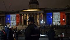 Policejní hlídka ped nasvícenou Národní galerií v Londýn.