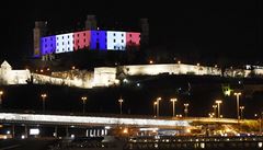 Bratislavský hrad v barvách francouzské trikolóry.