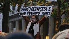 Jsme Francouzi a nebojíme se, stojí na transparentu milánské dívky.