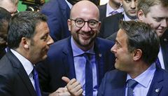 Italský premiér Renzi (vlevo) se svým belgickým protjkem Michelem a pedsedou...