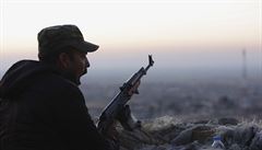 Kurdský pemerga na frontové linii boj o Sindár.
