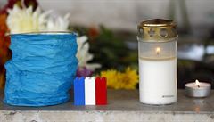 Kvtiny, svíky a kostky lega v barvách francouzské vlajky ped francouzskou...