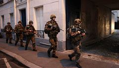 Vojáci zasahují v paíské tvrti St. Denis.