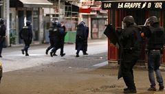 Speciální policejní jednotka zasahuje v Paíi.