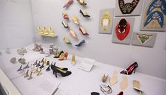 Rozsáhlá výstava Shoes: Pleasure and Pain, která probíhá v muzeu Victoria and...