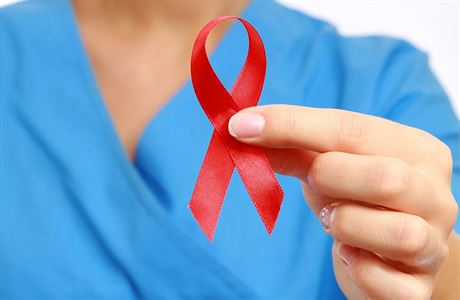 ervená stuka - symbol boje s virem HIV.