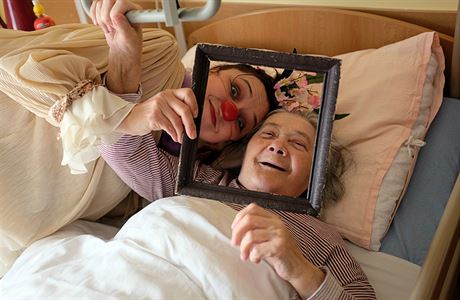 Seniory navtvují klauni i v léebnách dlouhodob nemocných.