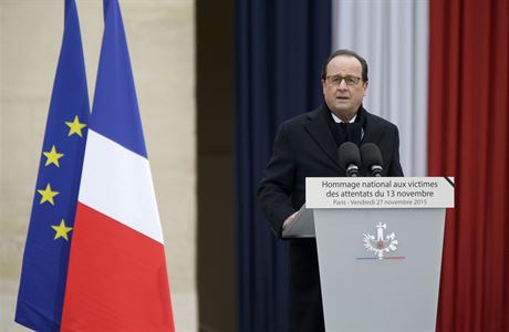 Francouzský prezident Francois Hollande promlouvá bhem piety za obti...