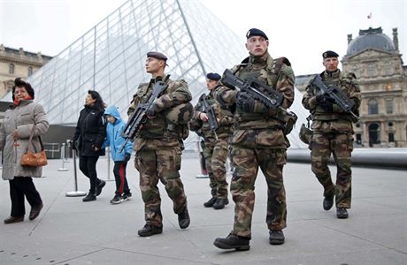 Francouzt vojci ped paskm Louvrem