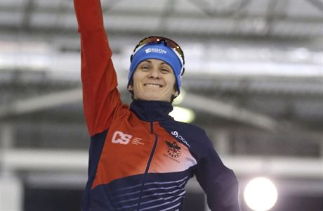 Martina Sáblíková se raduje z výhry na trati 5 000 metr.