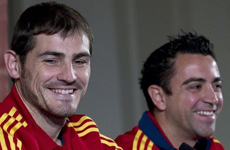 Iker Casillas (vlevo) a Xavi.