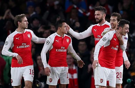 Hrái Arsenalu se radují z gólu v zápase s Dinamem Záheb.