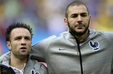 Mathieu Valbuena (vlevo) a Karim Benzema ped zápasem francouzské reprezentace.