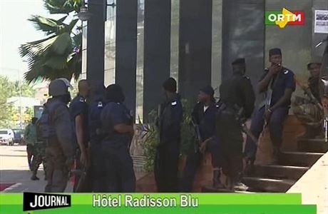 lenové bezpenostních sil ped hotelem Radisson Blu v Bamaku. Snímek pochází...
